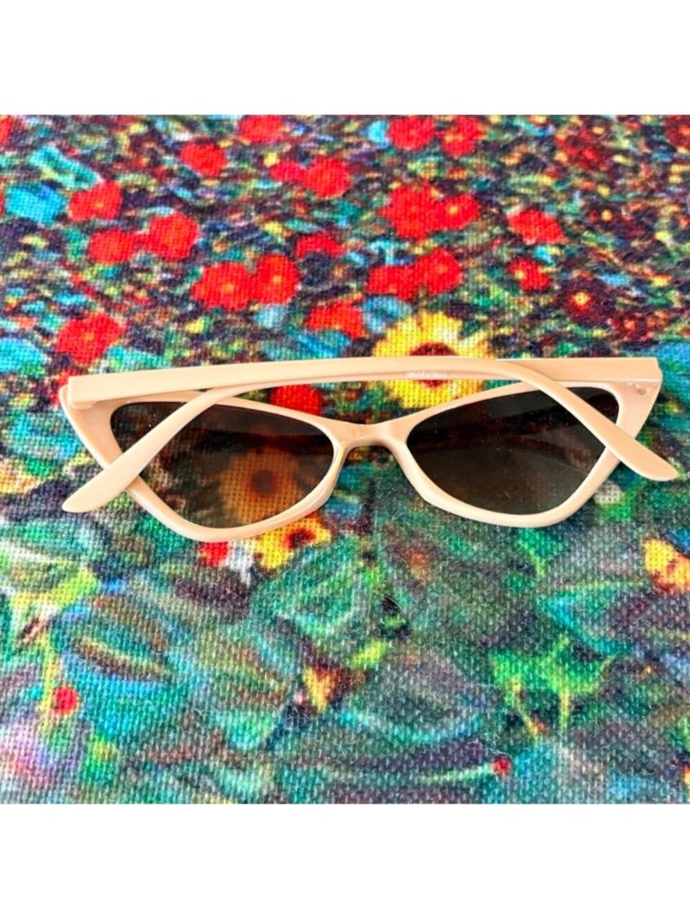 Cream cat eye sunglasses with light brown lenses - Picture 2 of 4